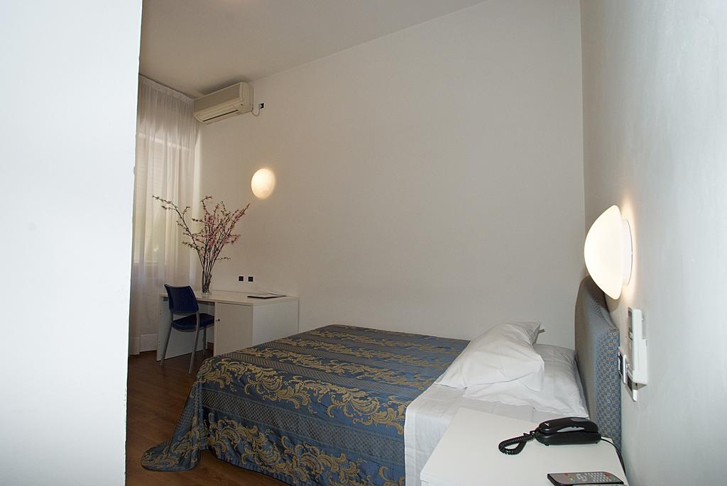 Hotel Mediterraneo Chianciano Terme Habitación foto