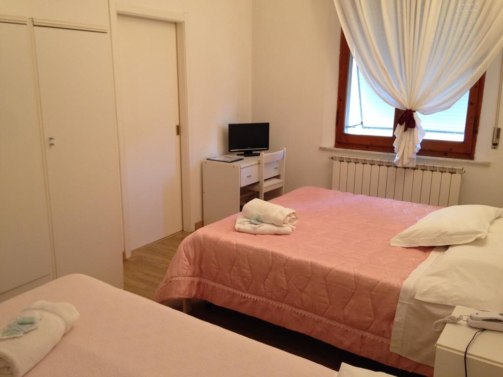 Hotel Mediterraneo Chianciano Terme Habitación foto